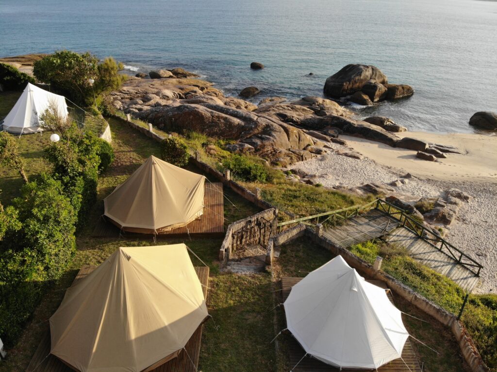 Camping Muiñeira en playa Raeiros, glamping